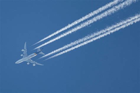 飛機爲什麼會留下煙，難道是天空在抽煙嗎？